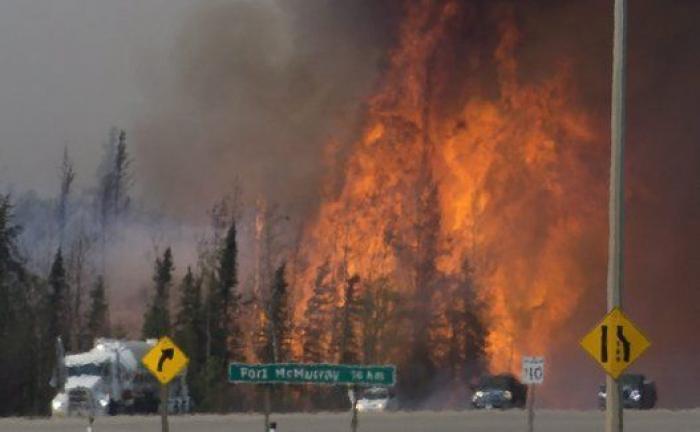 Así se quema una casa rodeada por un incendio forestal (VÍDEO)