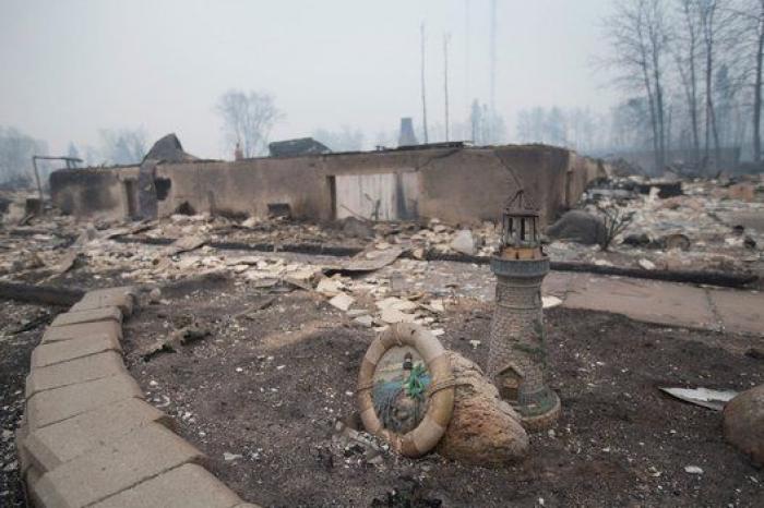 Así se quema una casa rodeada por un incendio forestal (VÍDEO)