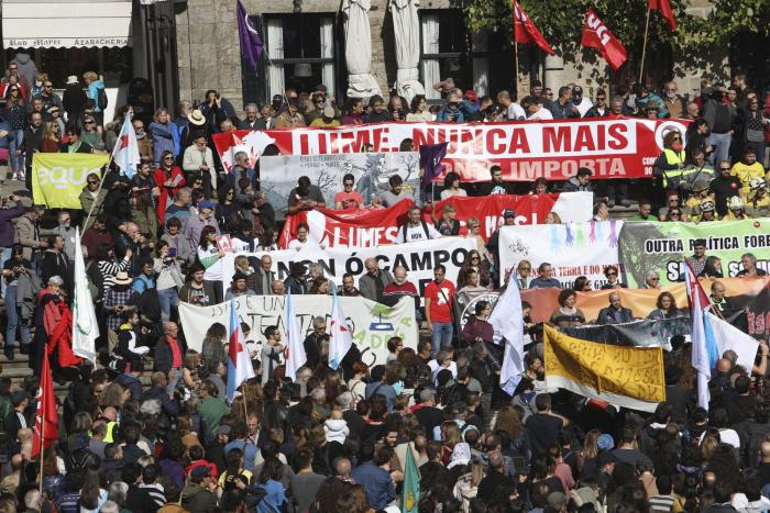 Miles de personas piden en Santiago la dimisión de Feijóo por los incendios
