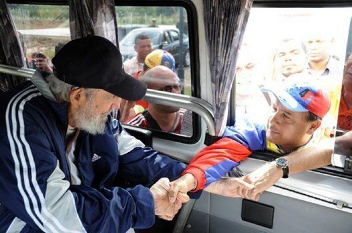 Fidel Castro reaparece en público 14 meses después