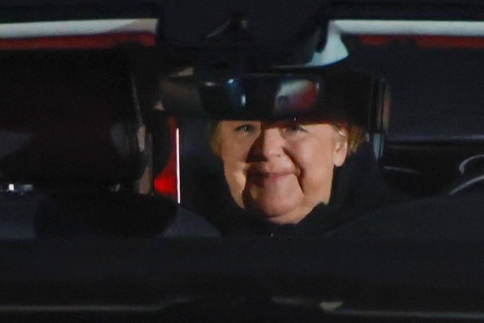 Merkel, ya excanciller y en casa, en un sofá de Ikea o en su lago del este