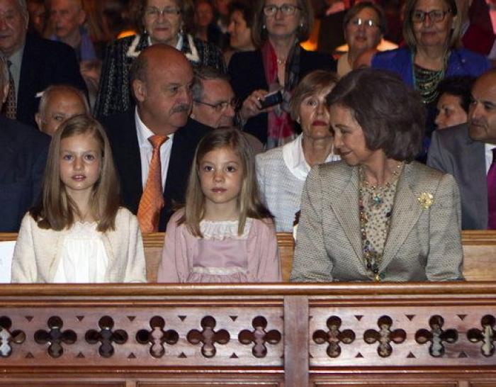Los reyes, sus hijas y la reina Sofía asisten a la misa de Pascua en Palma
