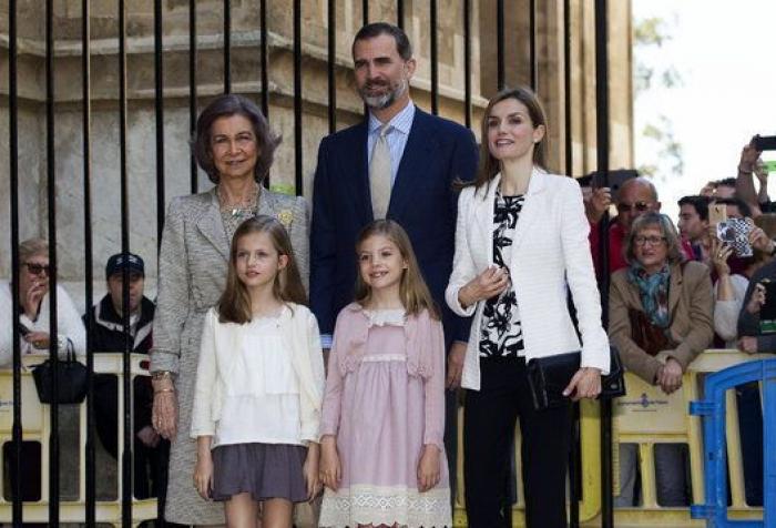 Los reyes, sus hijas y la reina Sofía asisten a la misa de Pascua en Palma