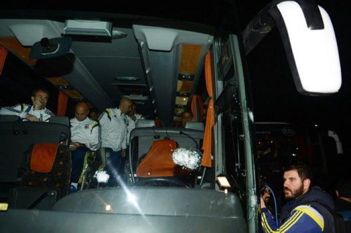 Tirotean el autobús del Fenerbahçe y hieren a su conductor (FOTOS)