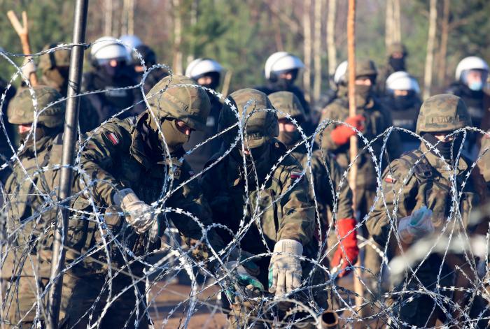Agentes lituanos atacan con perros a los migrantes que estaban durmiendo en la frontera con Bielorrusia