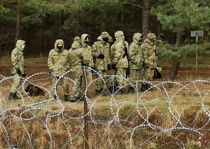 Polonia levanta una valla de más de cinco metros en su frontera con Bielorrusia