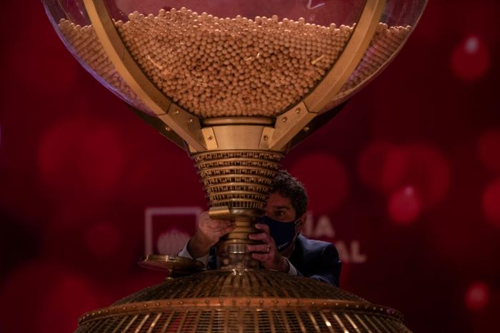 Este hombre gana un quinto premio de la Lotería... y su respuesta ya es historia de España