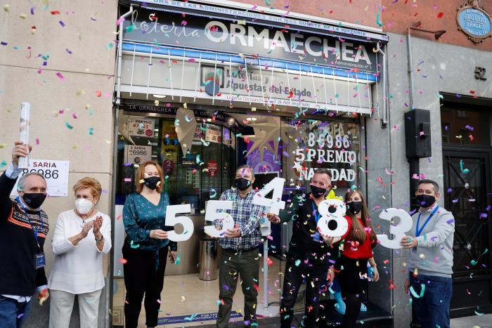 Premios muy repartidos y celebraciones con mascarilla: así ha sido el sorteo de la Lotería de Navidad 2020