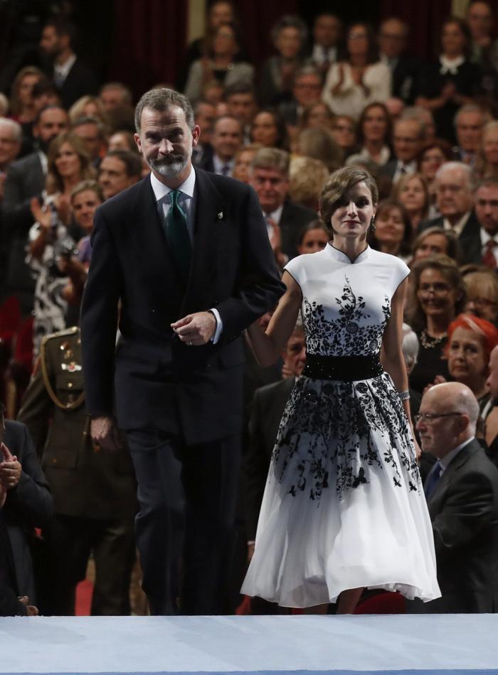 Letizia, de tul blanco en los Premios Princesa de Asturias 2017