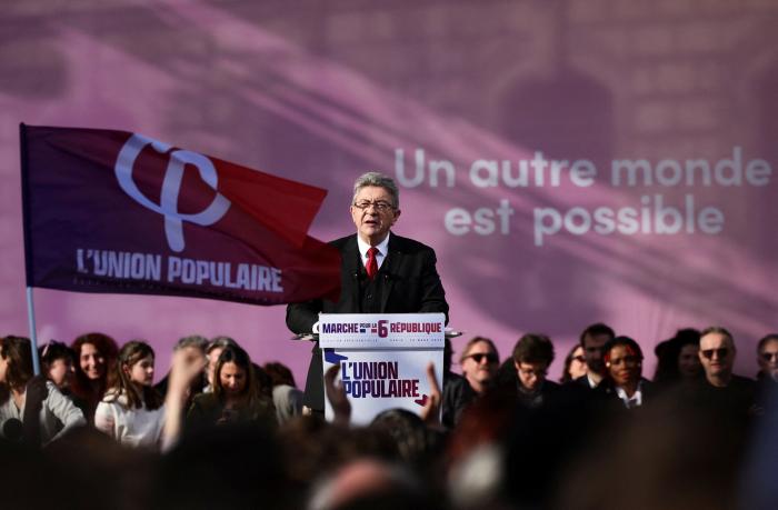 Mélenchon proclama que el partido de Macron ha sido "batido y derrotado"