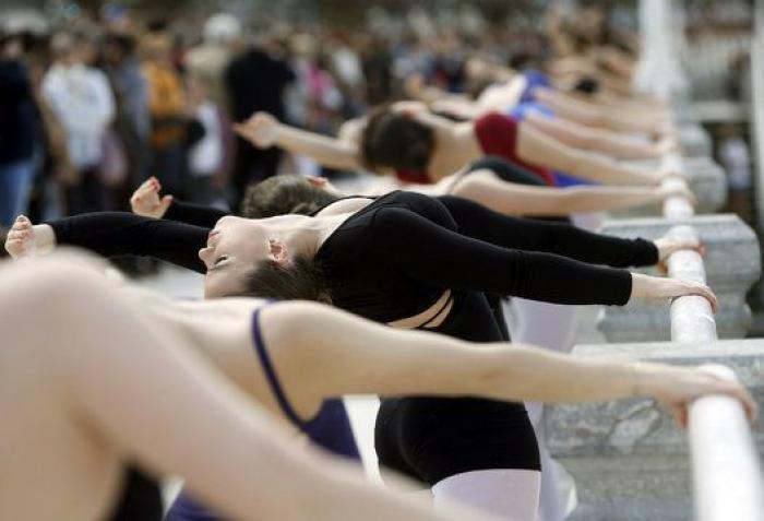 1.660 bailarinas danzan en San Sebastián por los refugiados (FOTOS)