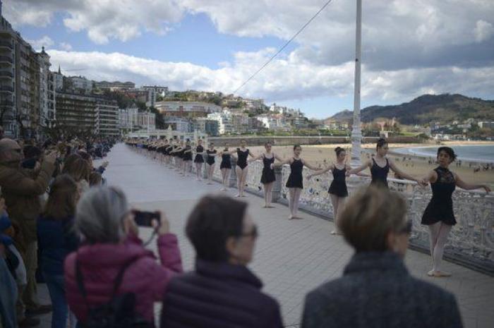 1.660 bailarinas danzan en San Sebastián por los refugiados (FOTOS)