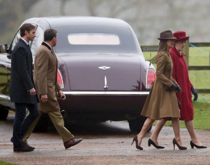 La reina Isabel II reaparece en público tras varios días convaleciente