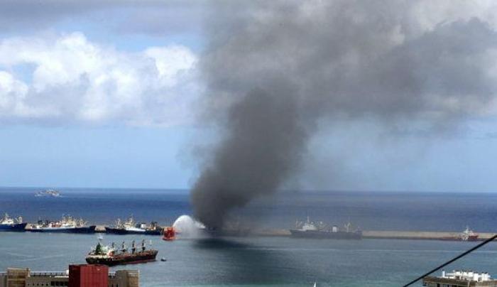 Arde un enorme buque al sur de Gran Canaria