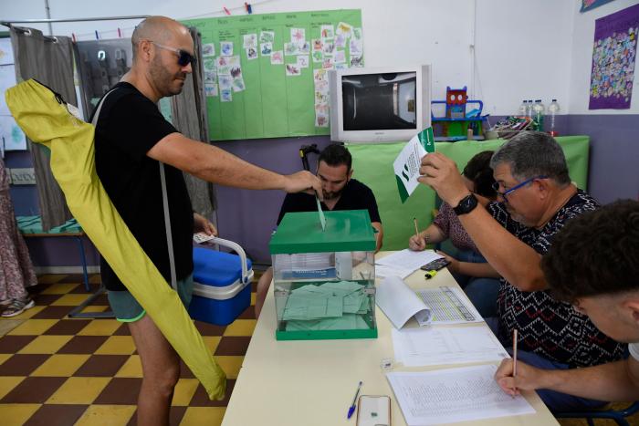 La participación en las elecciones andaluzas cae casi dos puntos a las 18.00 horas con respecto a 2018