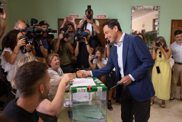Iker Jiménez alucina con el voto (nulo, evidentemente) en un colegio de Sevilla