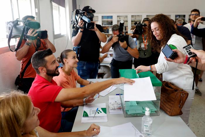 Moreno arrasa en Andalucía con una histórica mayoría absoluta