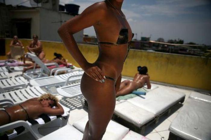 La 'marquinha', la peligrosa moda brasileña de tomar el sol con cinta aislante