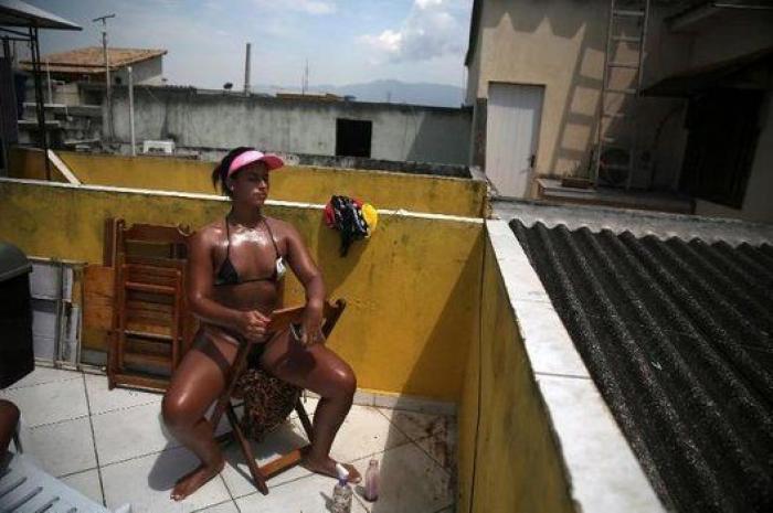 La 'marquinha', la peligrosa moda brasileña de tomar el sol con cinta aislante