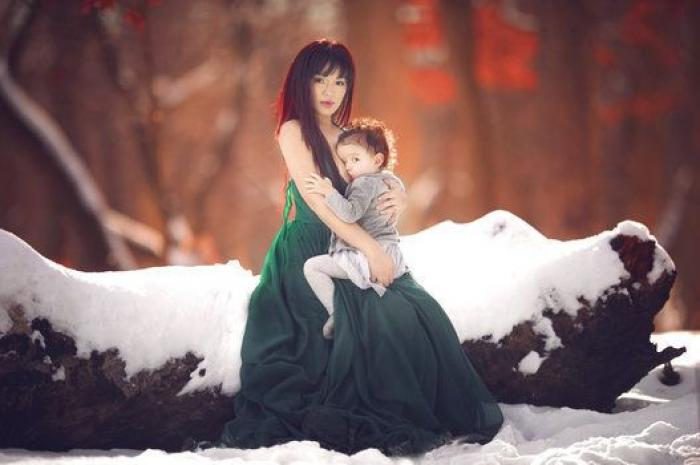 Una fotógrafa busca normalizar la lactancia materna con una serie de fotos al aire libre