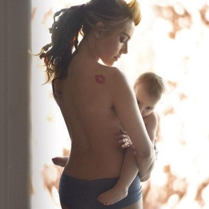 Una fotógrafa busca normalizar la lactancia materna con una serie de fotos al aire libre