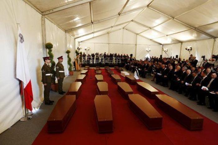 Ataúdes sin nombre, sólo números: el funeral por los inmigrantes muertos en el Canal de Sicilia