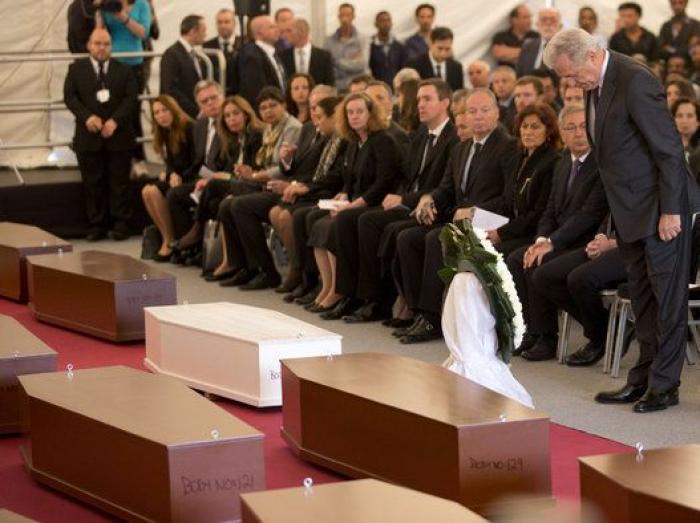 Ataúdes sin nombre, sólo números: el funeral por los inmigrantes muertos en el Canal de Sicilia
