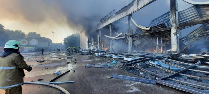 Al menos 18 muertos en un bombardeo ruso a un centro comercial de Kremenchuk con más de 1.000 personas dentro