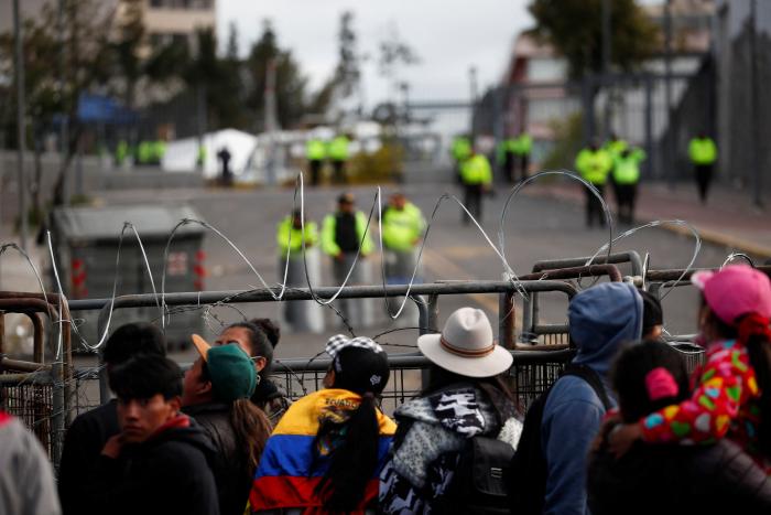 El Gobierno de Ecuador reduce los precios del combustibles para frenar las protestas
