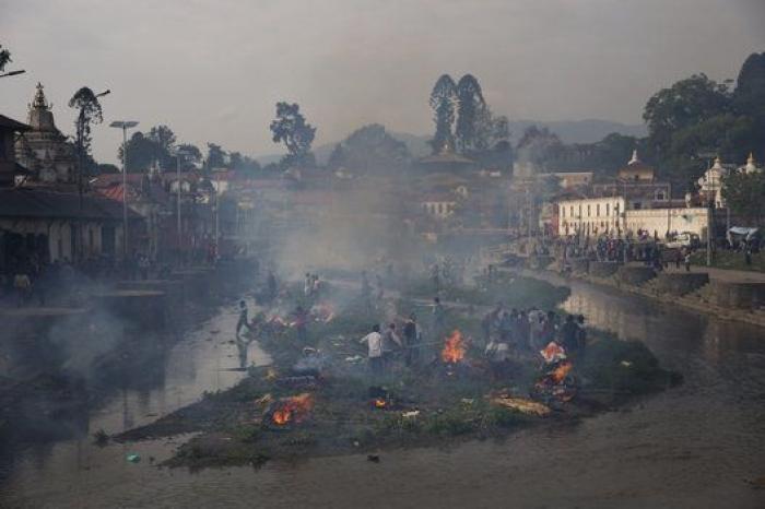 Imágenes por satélite muestran cómo improvisados campamentos se levantan en Katmandú