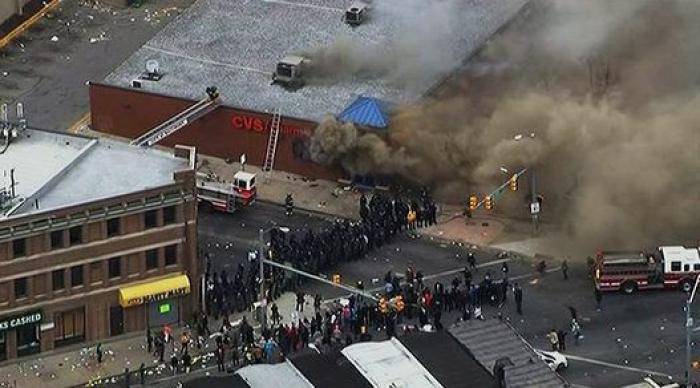 Cuando tu madre te pilla en los disturbios de Baltimore... (VÍDEO)