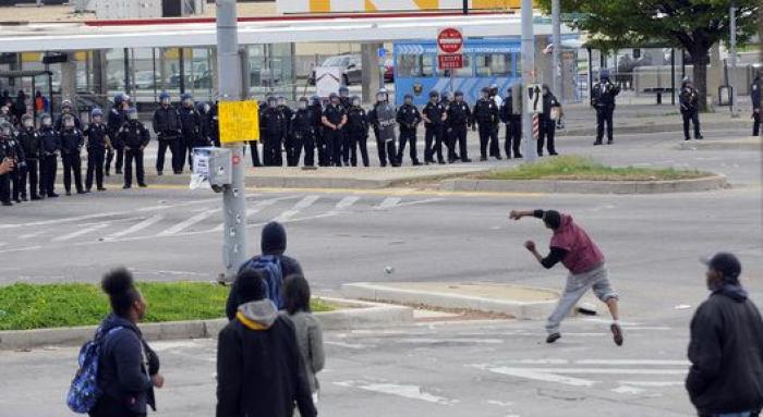 Cuando tu madre te pilla en los disturbios de Baltimore... (VÍDEO)