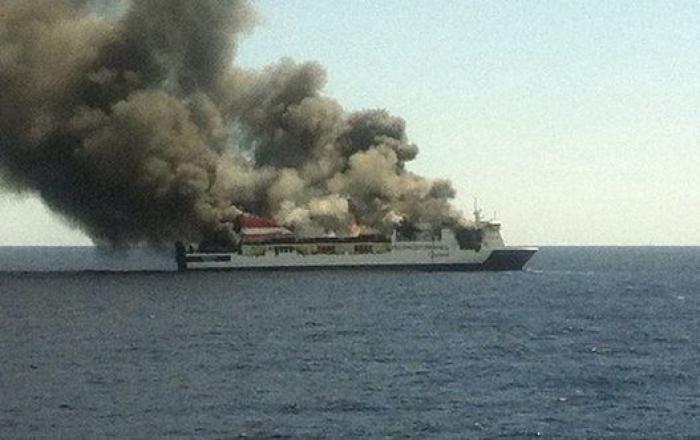 Evacúan a 156 personas de un ferry incendiado a 18 millas de Mallorca