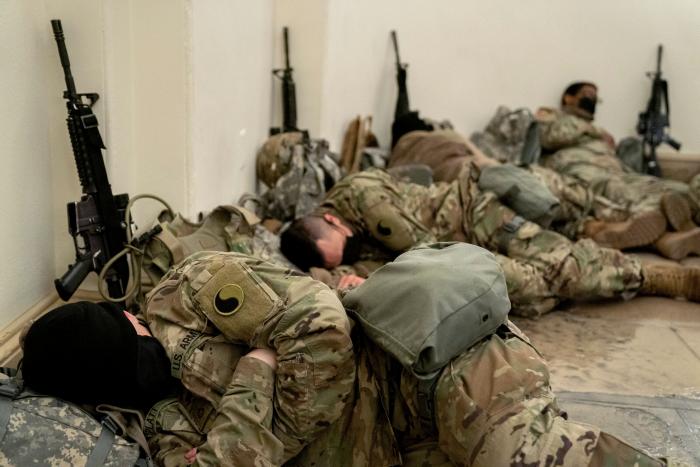 Las impactantes imágenes de la Guardia Nacional durmiendo en el Capitolio