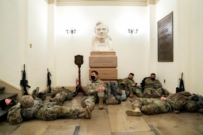 Las impactantes imágenes de la Guardia Nacional durmiendo en el Capitolio