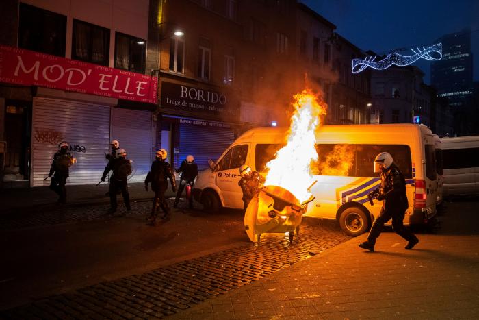 Apedrean el coche del rey de Bélgica durante una protesta contra la brutalidad policial