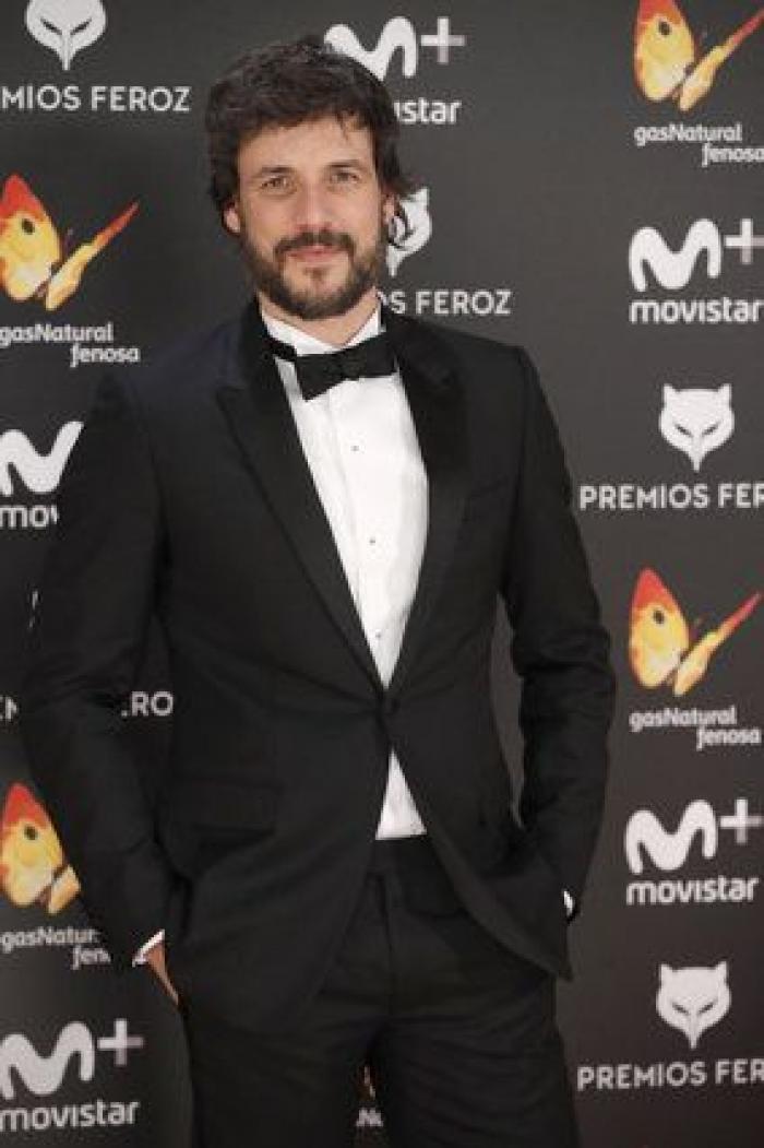 Miguel Ángel Muñoz acude a los premios Feroz con la etiqueta colgando