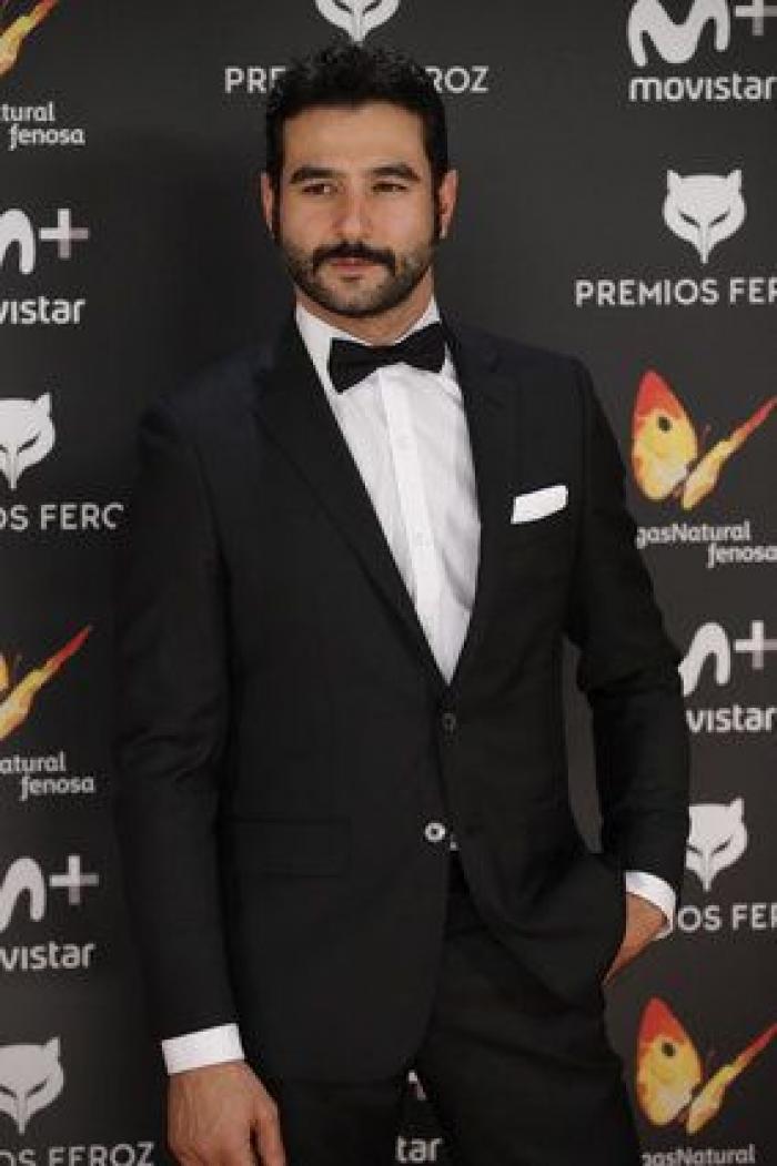 Miguel Ángel Muñoz acude a los premios Feroz con la etiqueta colgando