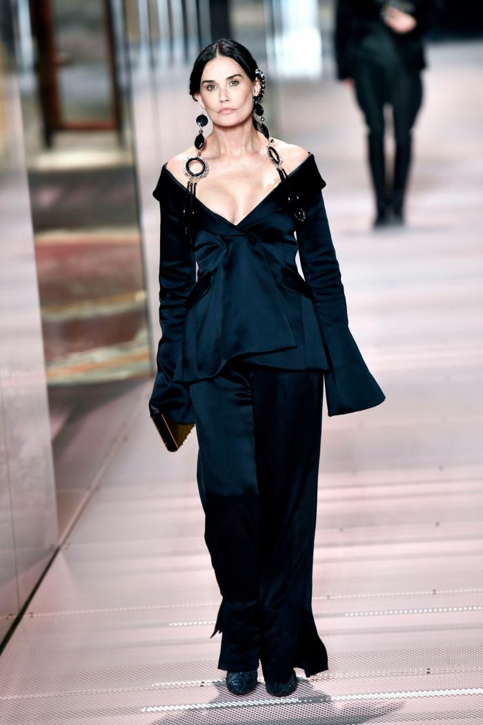 Demi Moore desfila en París con nuevo rostro