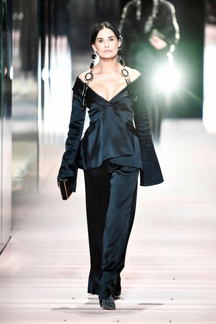 Demi Moore desfila en París con nuevo rostro