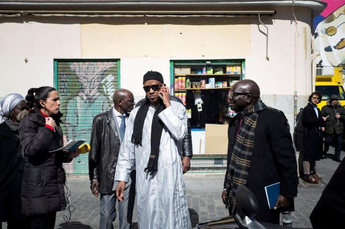 El cónsul de Senegal, evacuado por la policía en medio de fuertes disturbios en Lavapiés