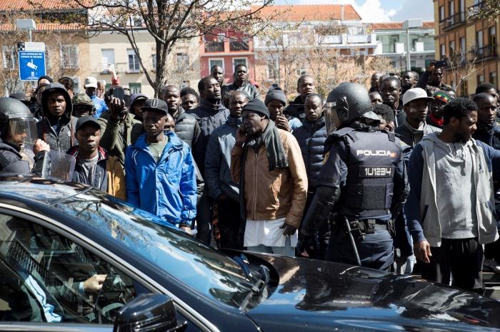 El cónsul de Senegal, evacuado por la policía en medio de fuertes disturbios en Lavapiés