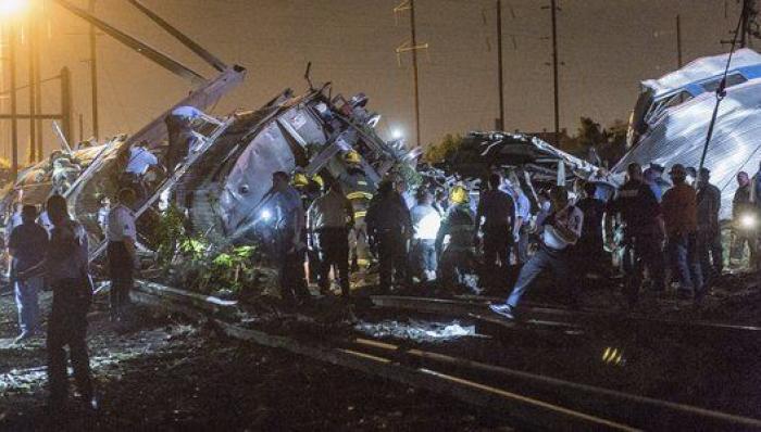 Cinco muertos y más de 50 heridos al descarrilar un tren en Filadelfia