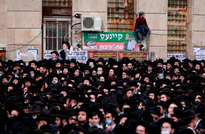 Miles de ultraortodoxos violan el confinamiento en el funeral de un rabino en Jerusalén