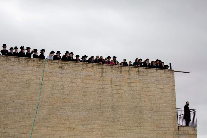Miles de ultraortodoxos violan el confinamiento en el funeral de un rabino en Jerusalén