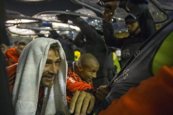 Vergüenza en el fútbol argentino: ultras de Boca tiran gas pimienta a los jugadores de River