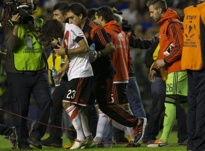 Vergüenza en el fútbol argentino: ultras de Boca tiran gas pimienta a los jugadores de River