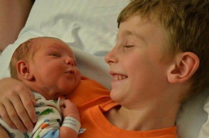 Ternura máxima: 32 fotos de hermanos mayores conociendo a sus hermanos recién nacidos