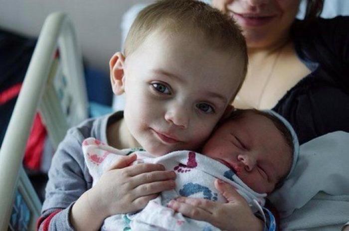 Ternura máxima: 32 fotos de hermanos mayores conociendo a sus hermanos recién nacidos