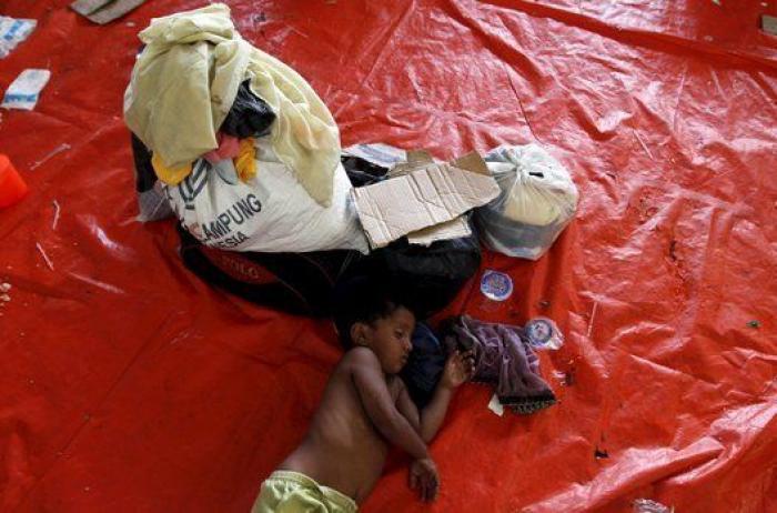 185 migrantes rohingyas consiguen llegar a Indonesia tras un mes a la deriva en una patera
